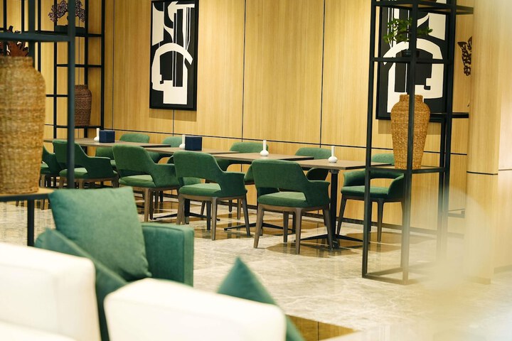 Lounge 55 of 79