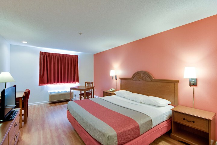 1 King Bed (5 of 19)