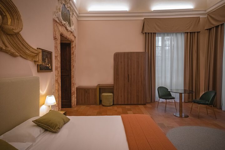 Room 17 of 111