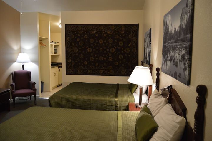 Traditional 2 Queen Beds (3 of 4)