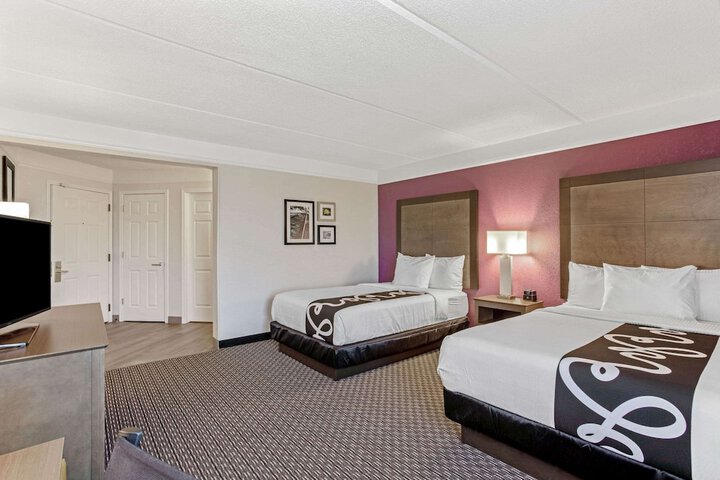 2 Double Beds (6 of 8)