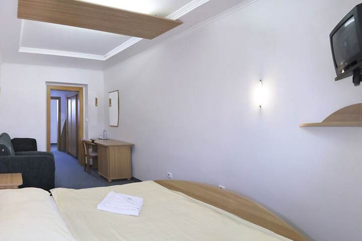 Room 4 of 17