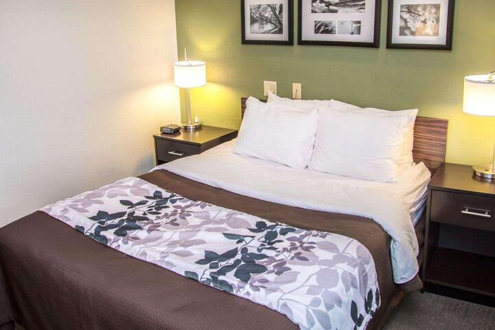 1 Queen Bed (14 of 18)