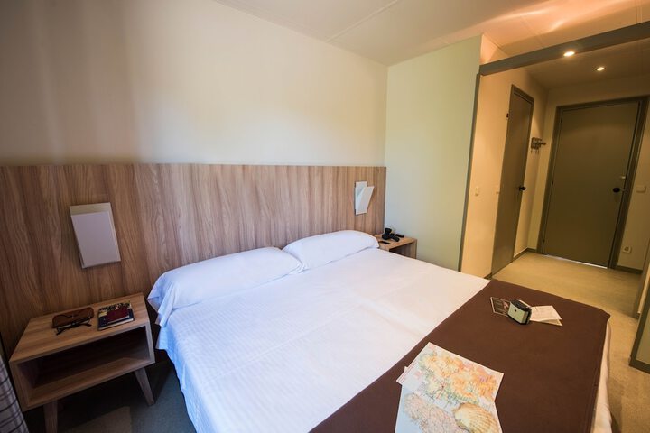 Room 10 of 33