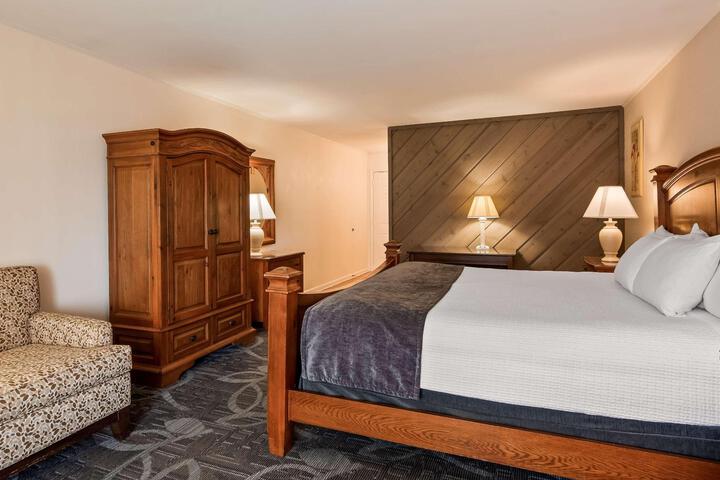 1 King Bed (6 of 23)