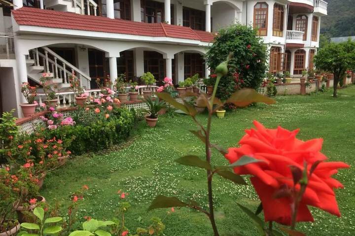 Hotel Akbar - Hotel Near Dal Lake in srinagar