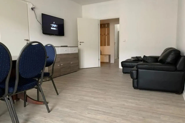 Room 6 of 8