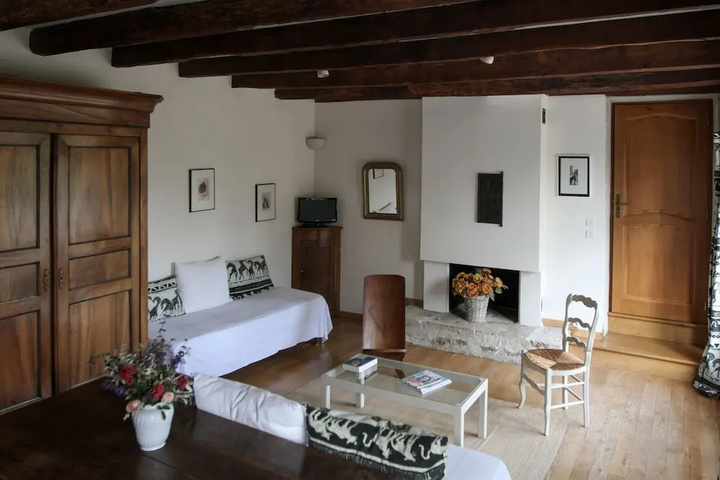 Room 2 of 10