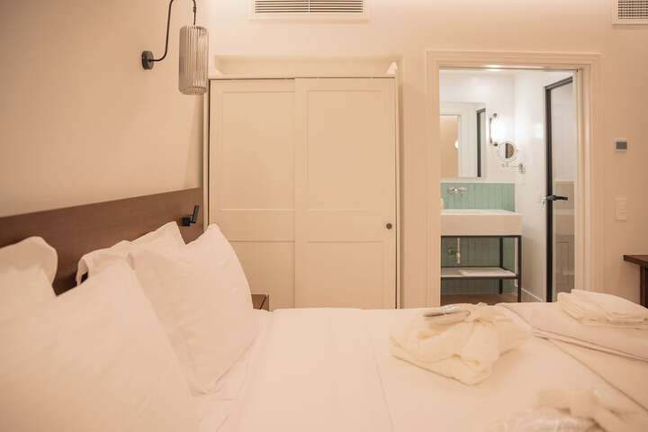 Room 107 of 182
