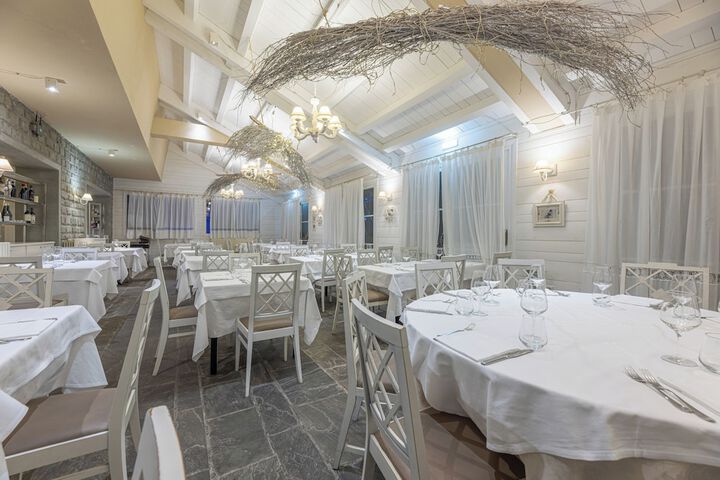 Dining 80 of 99