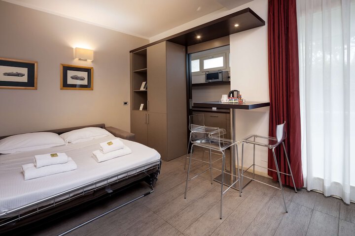 Room 32 of 100
