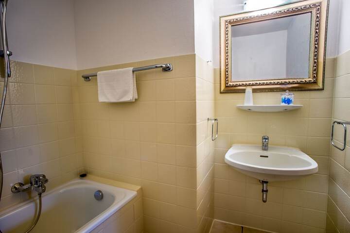 Room 25 of 63