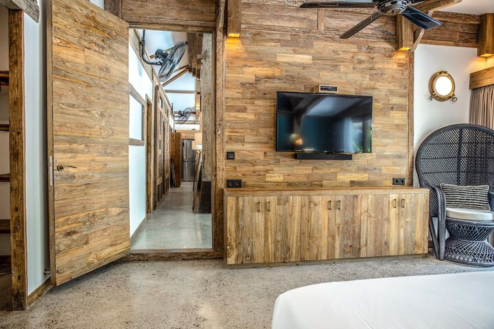 Room 5 of 187