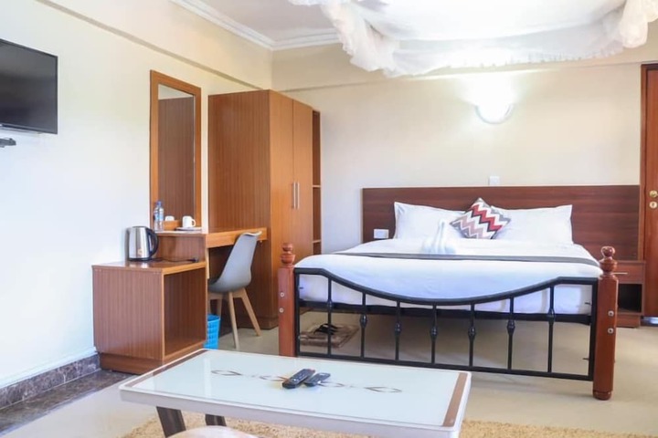 Room 8 of 80