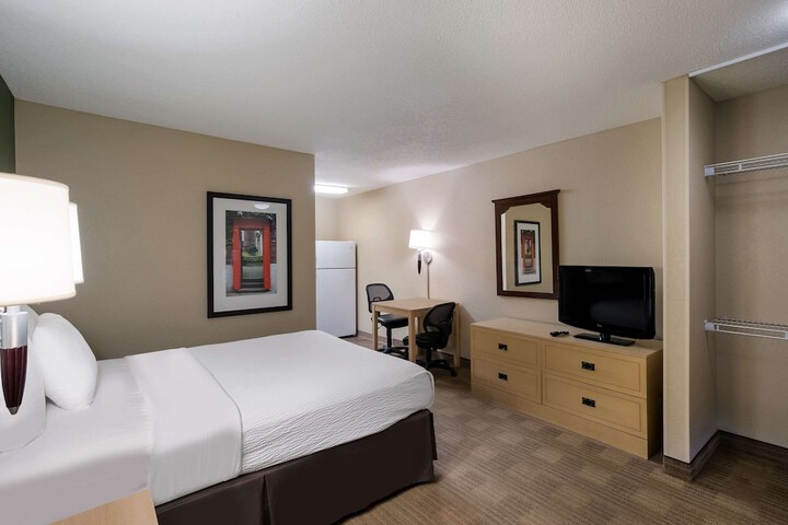 1 Queen Bed (8 of 12)