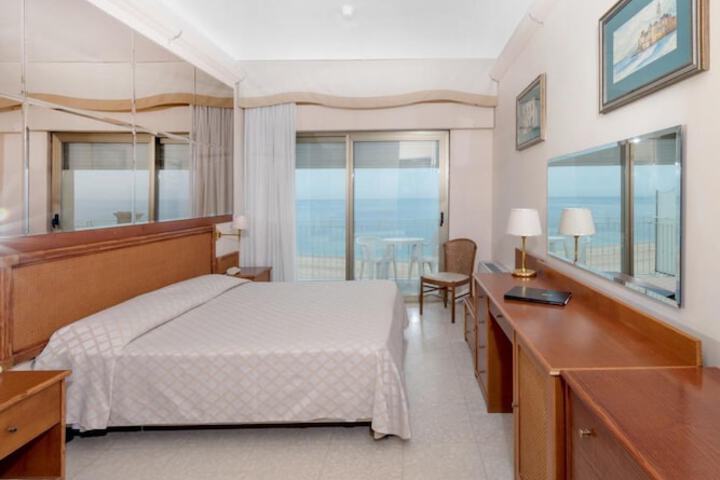 Room 33 of 48