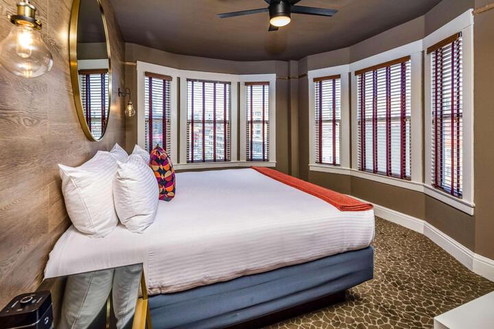 1 King Bed (2 of 3)