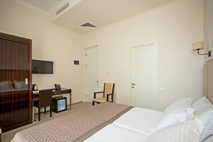 Room 15 of 33