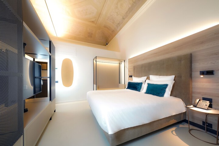 Room 9 of 20
