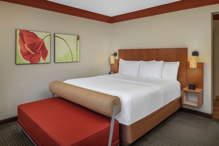1 King Bed (5 of 15)