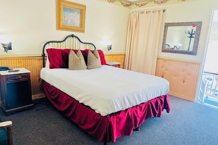 Deluxe Queen Bed (21 of 26)