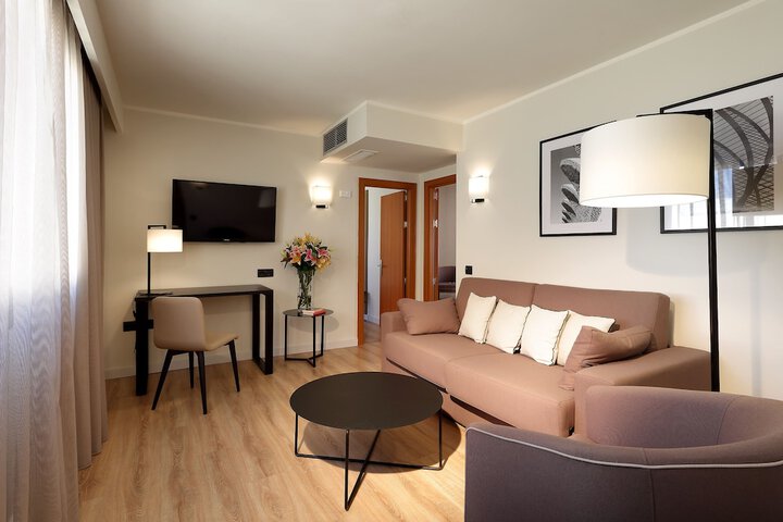Room 33 of 84
