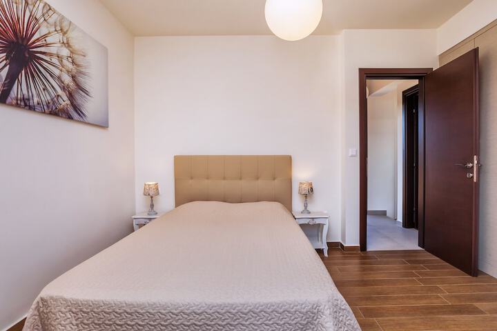 Room 4 of 72