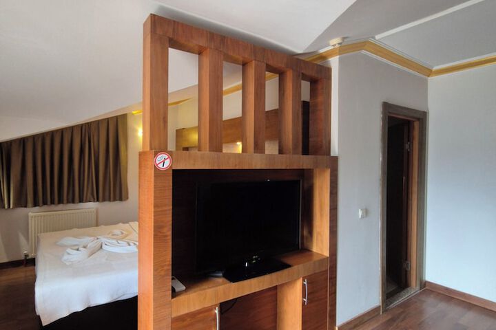 Room 10 of 30