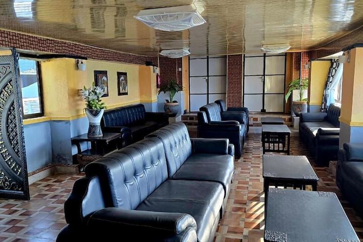 Lounge 27 of 40