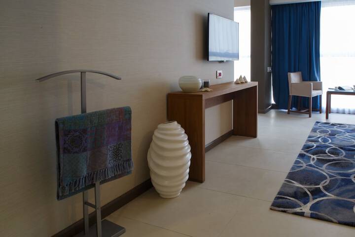Room 9 of 100