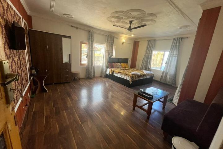 Room 5 of 15