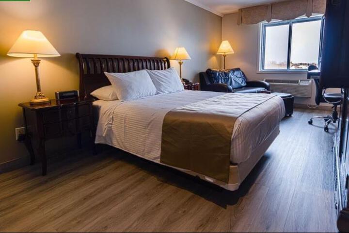 1 Queen Bed Accessible (24 of 27)