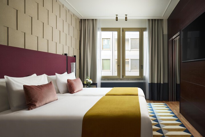 Room 32 of 66