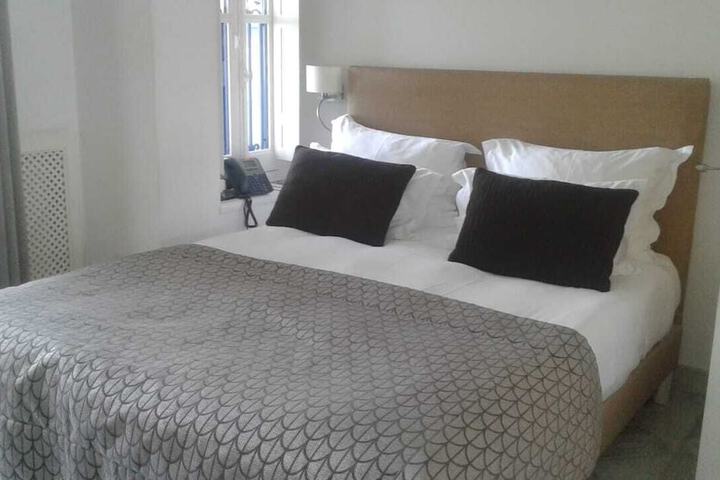 Room 32 of 65