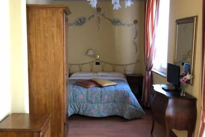 Room 17 of 102
