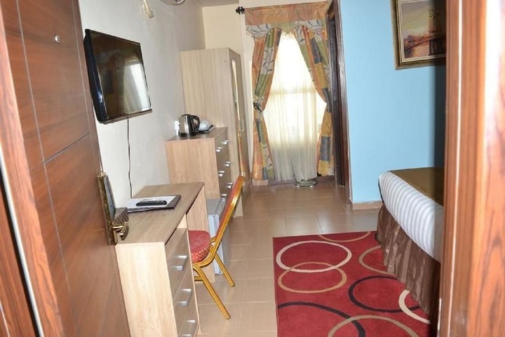 Room 10 of 24