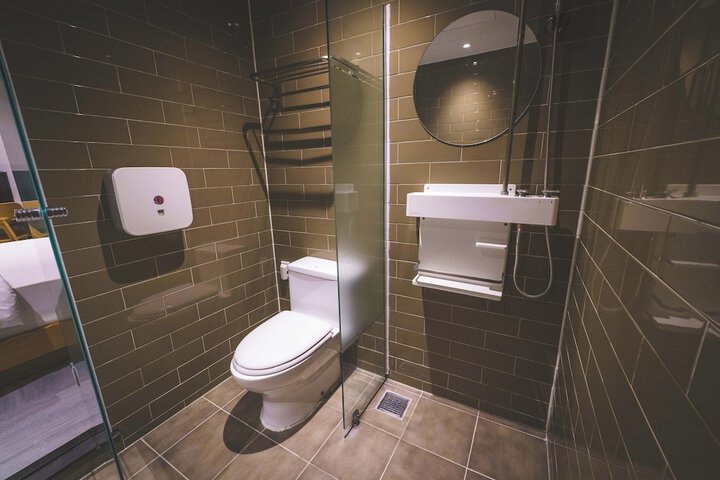 Room 4 of 9