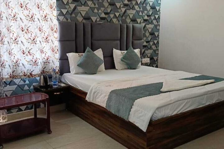 Room 4 of 30