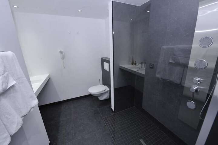 Room 17 of 28
