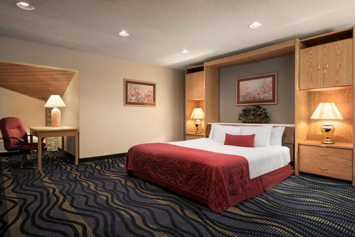 1 King Bed (3 of 17)