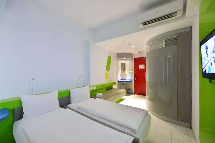 Room 16 of 36