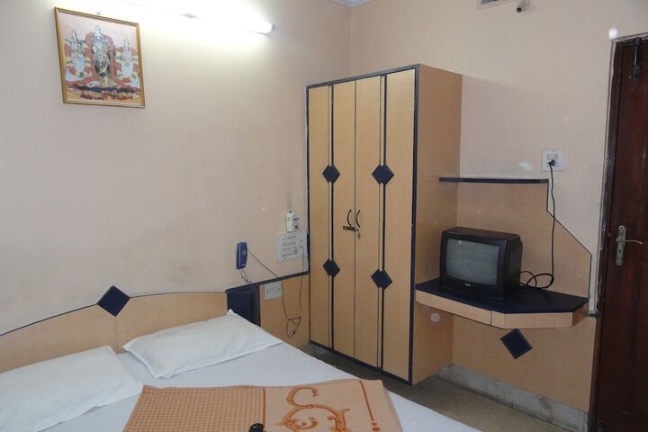 Room 12 of 34