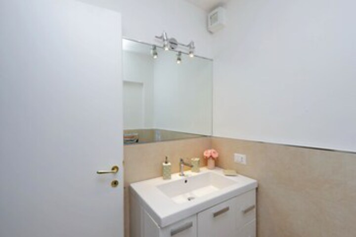 Room 3 of 32