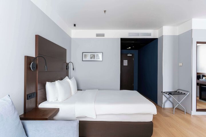 Room 47 of 182