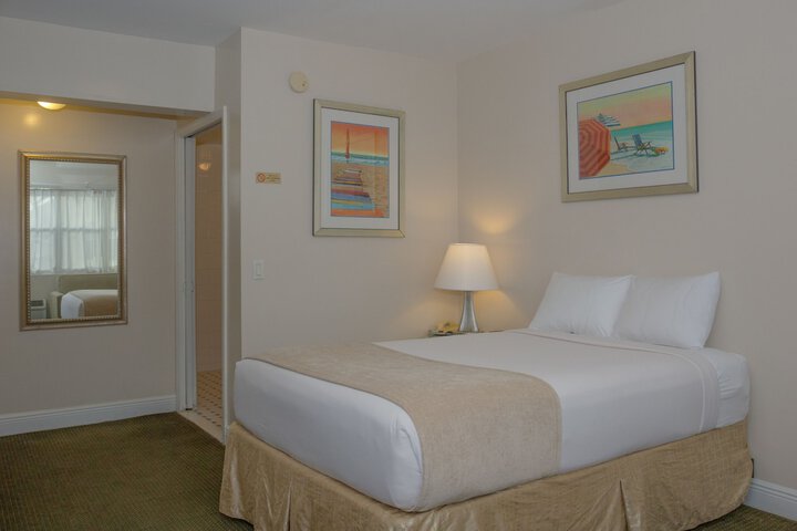 Deluxe King Bed Kitchenette (6 of 16)