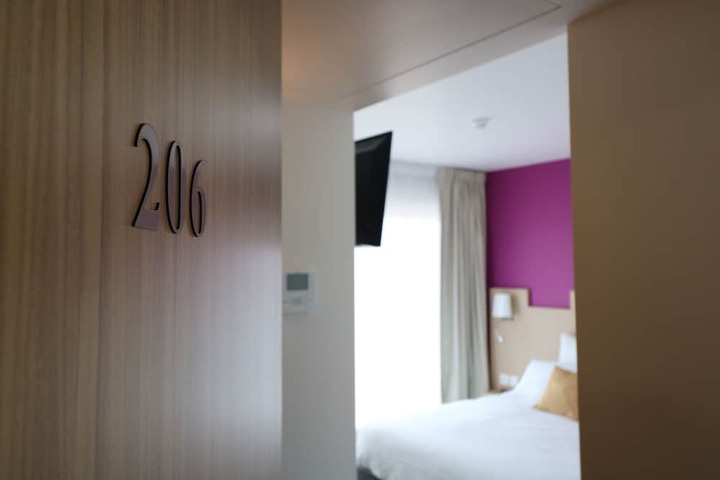 Room 2 of 66