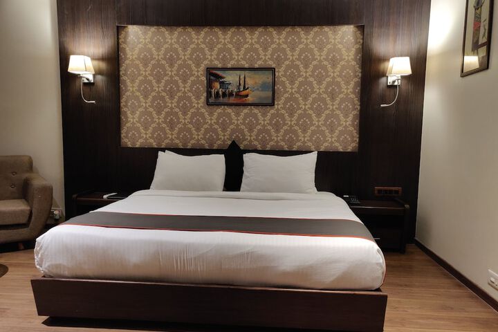 Room 4 of 33
