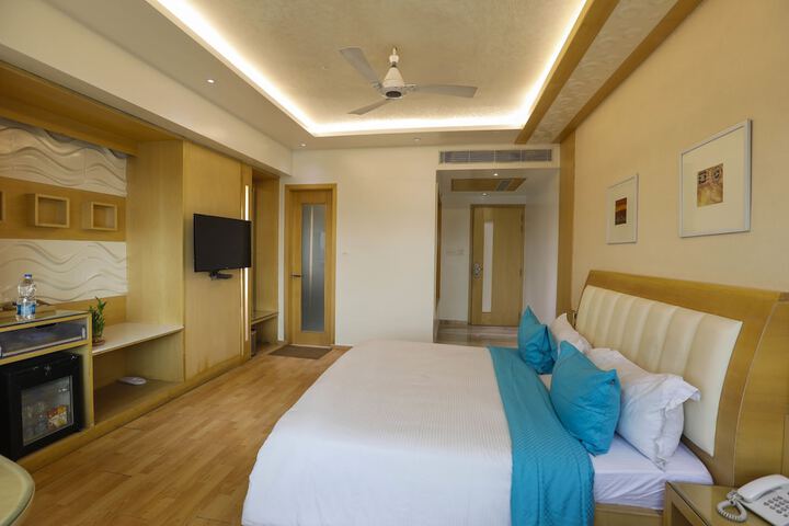 Room 10 of 28