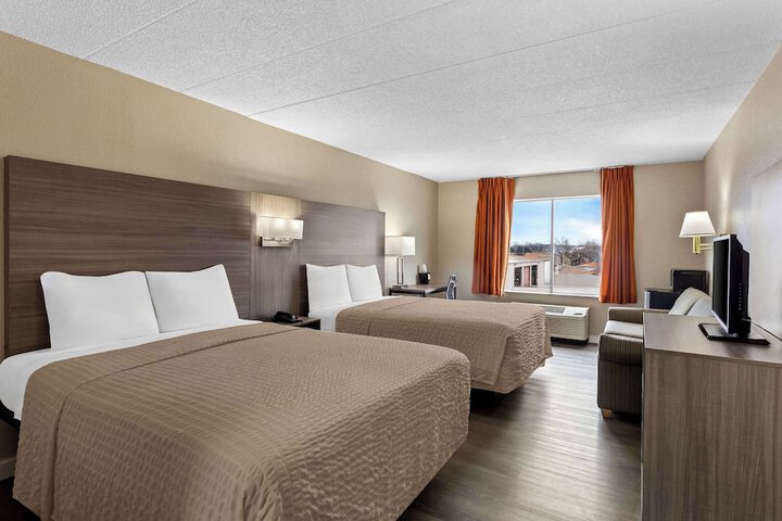 2 Queen Beds (7 of 10)