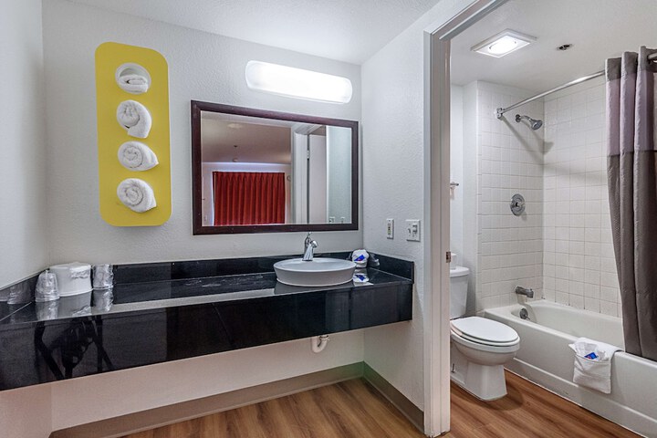 Room 16 of 38